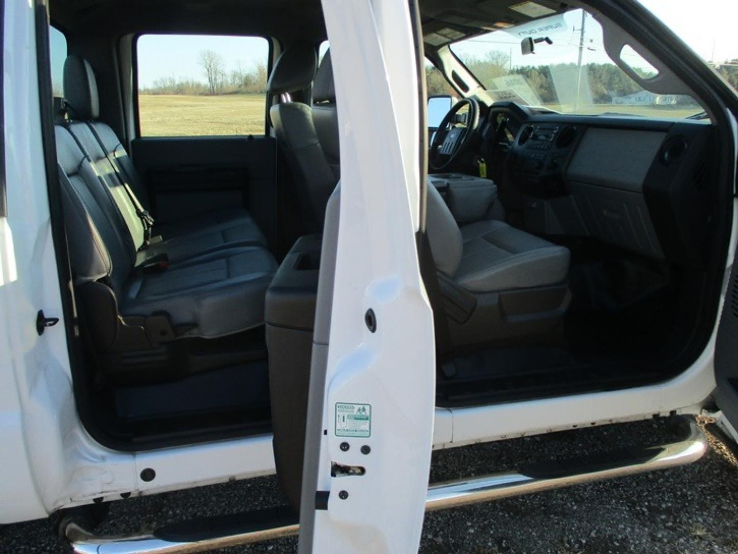 2016 White /Gray Ford F-250 SD (1FT7W2B60GE) with an 6.2 V8 engine, Auto transmission, located at 1725 US-68 N, Bellefontaine, OH, 43311, (937) 592-5466, 40.387783, -83.752388 - 2016 FORD F250 “SUPER DUTY” w/”APPEARANCE PKG” XL CREW CAB 4x4 6.2 V8, AUTO, White/Gray, AMFM/CD, Power Mirrors, Power Windows, Power Locks, Power Brakes, Power Steering w/tilt/cruise, Trailer Package w/bumper & bed hitch, Electric trailer brake, Bed Liner, Chrome Bumpers, Chrome Tube Steps - Photo#8